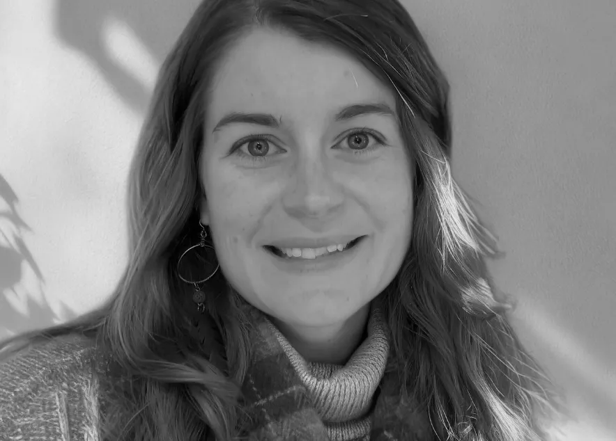 Gena Dellett Headshot